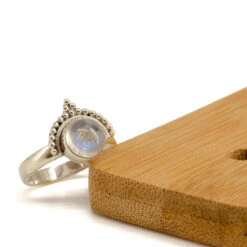 Anillo Atenea · 3 Piedras -alvent Tienda de ventas Detalle anillo piedra transparente 1 0074a1c7 1209 4da0 a2b5 56a5b375b822